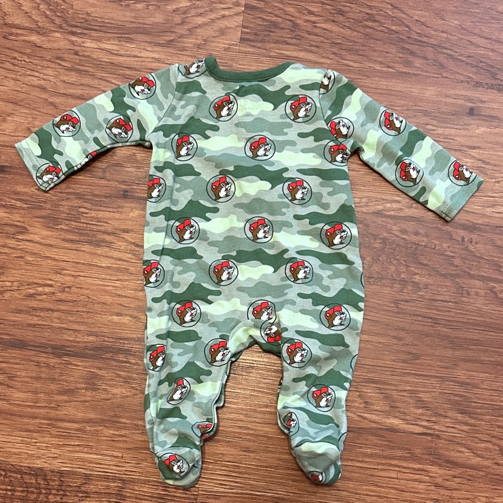 Buc-ee’s Camo Longsleeve Onesie With Bib 3 Months - Picture 5 of 6